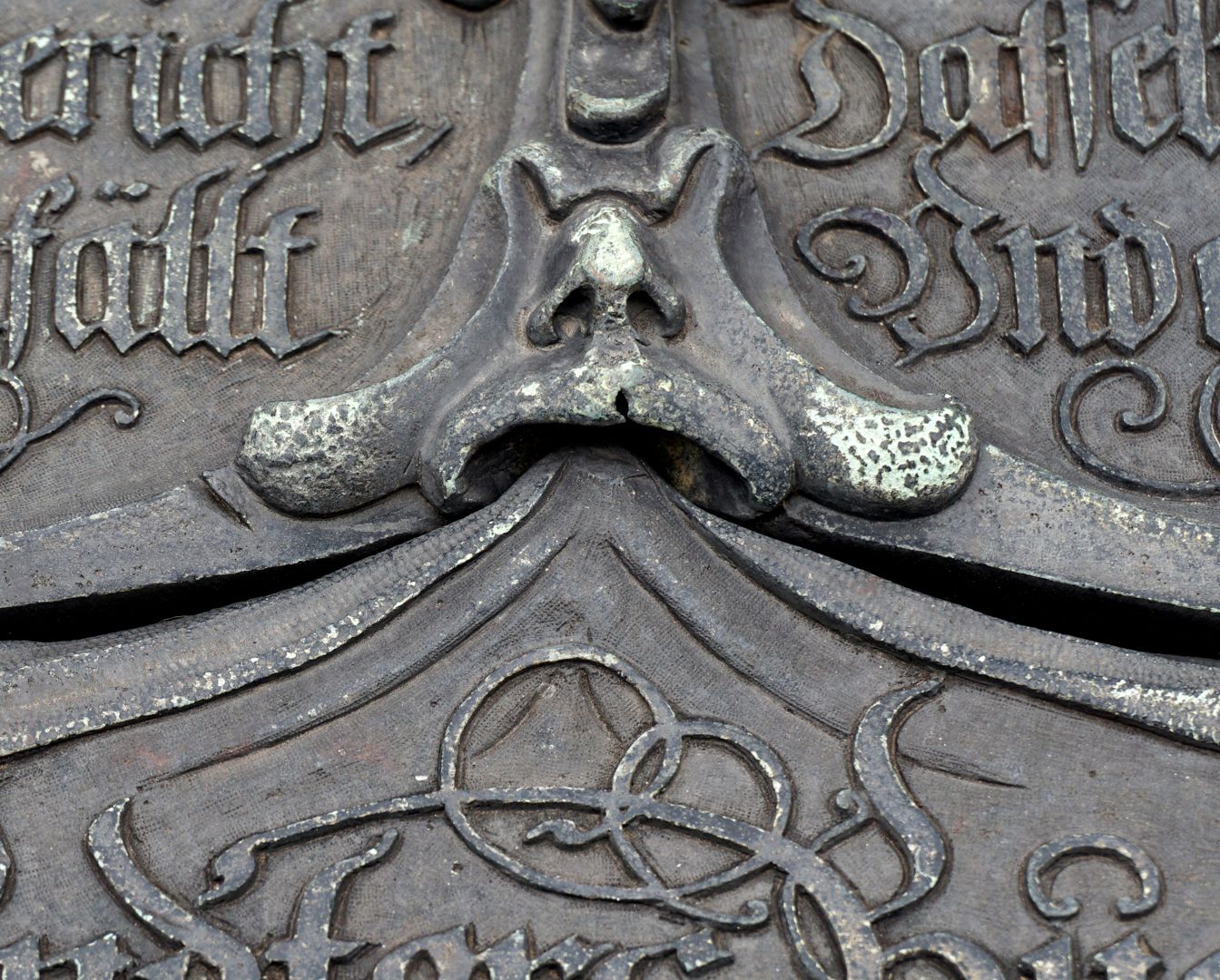 Epitaph für Wolfgang Endter und Ehefrau Maria Oeder Die von der mittleren Maske im Munde gehaltene untere Decke mit Inschrift