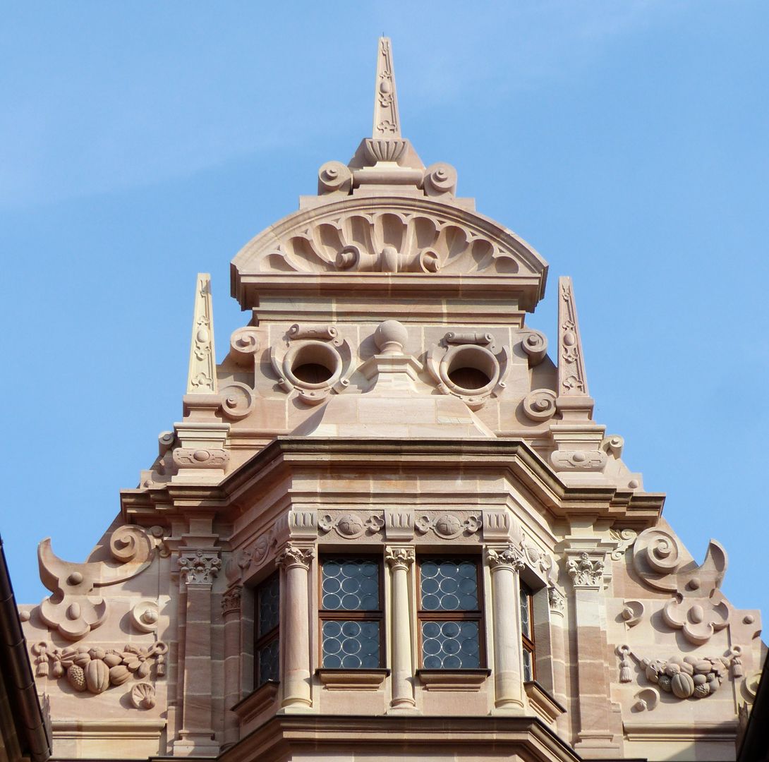 Der plastische Schmuck des Pellerhauses Von den Altstadtfreunden in Nürnberg wiederhergestellter Giebel des Hinterhauses vom Pellerhaus