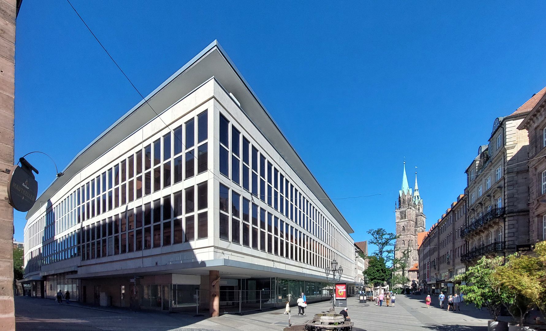 Kaufhof An der Mauthalle und Königstraße, Fassadenflucht und Lorenzkirche
