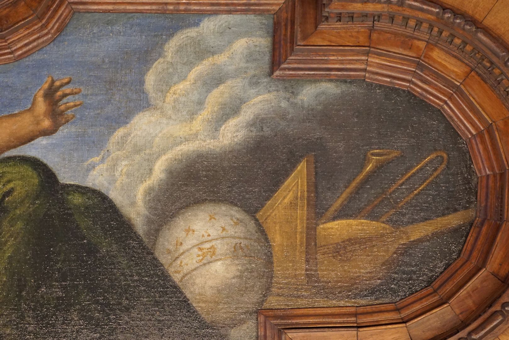 Decke des Schönen Zimmers Minerva, Detailansicht mit Sternzeichen-Globus, Winkel und Musikinstrumenten