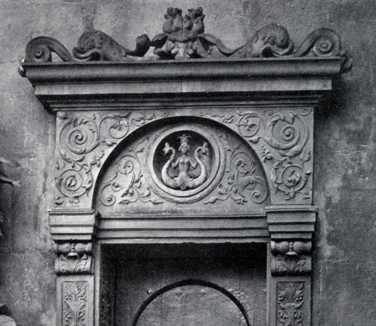 Gartentür am Hirsvogelsaal Detail mit der zweischwänzige silbernen Sirene aus dem Wappen der Rieter (nach 1570)