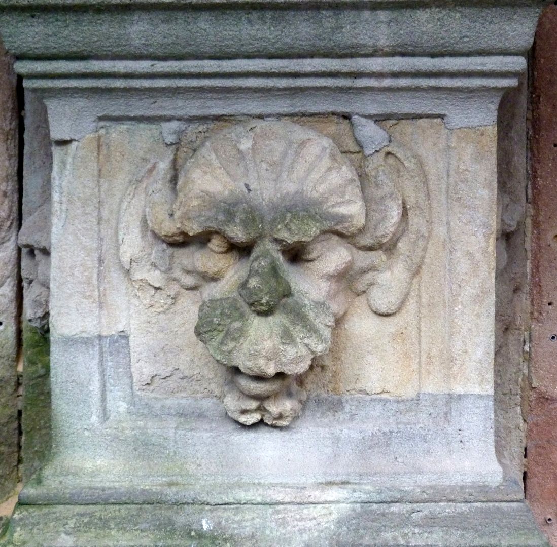Der plastische Schmuck des Pellerhauses Hof des Pellerhauses, Maske eines Fabelwesens