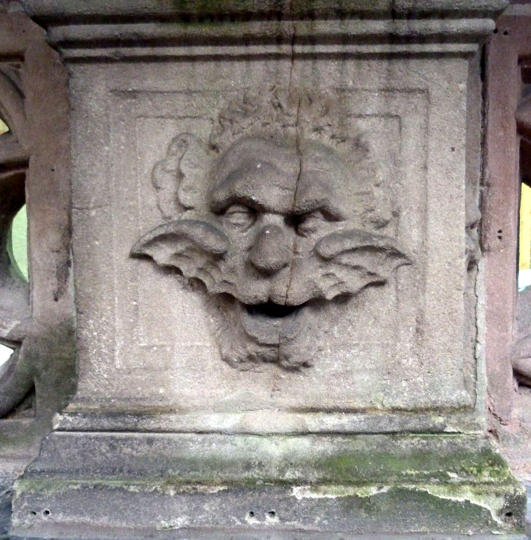 Der plastische Schmuck des Pellerhauses Hof des Pellerhauses, Maske eines Fabelwesens mit Fledermausflügeln