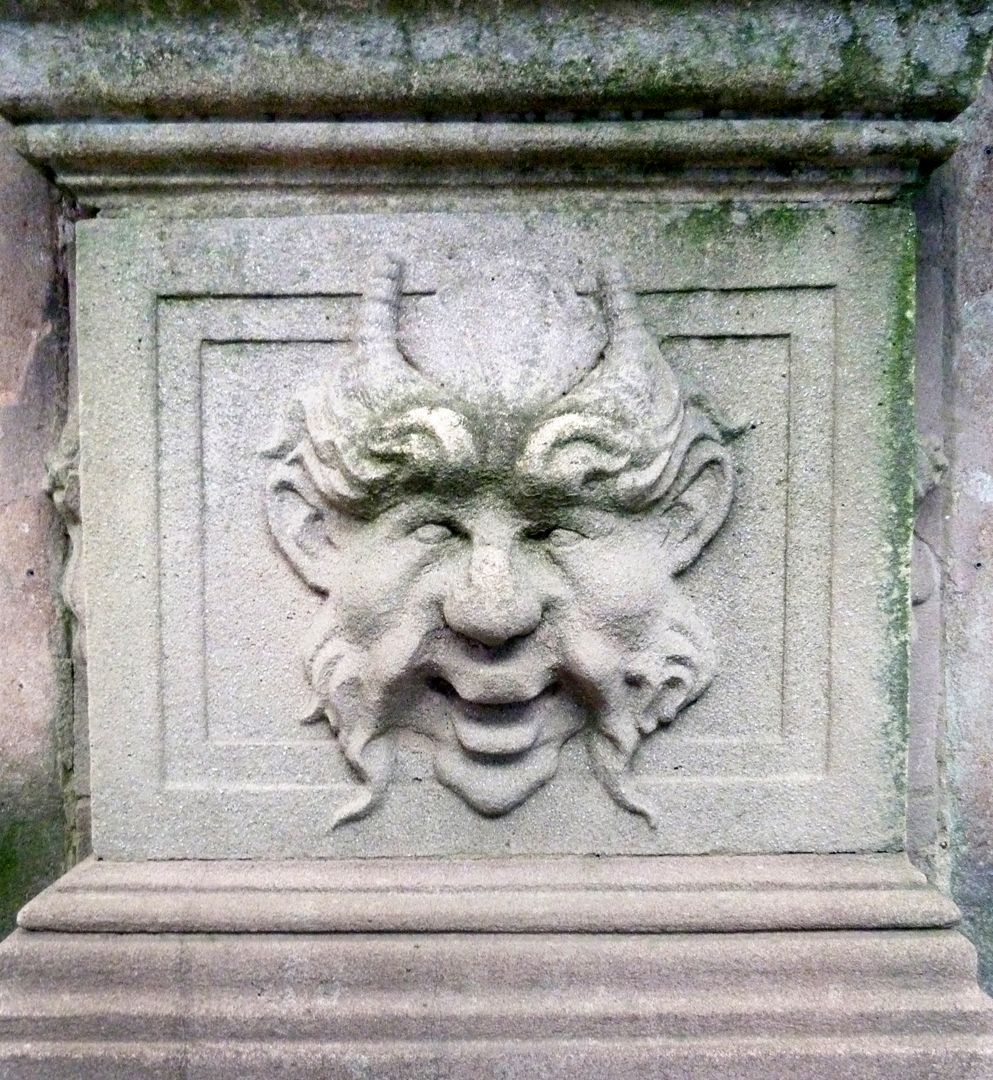 Der plastische Schmuck des Pellerhauses Hof des Pellerhauses, gehörnte Maske