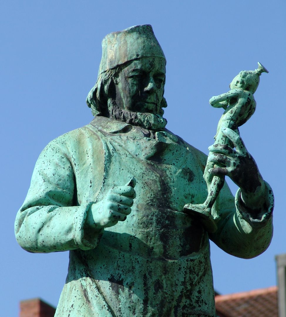 Portrait-Figur des Jakob Daniel Burgschmiet Detailansicht mit Vasenjüngling