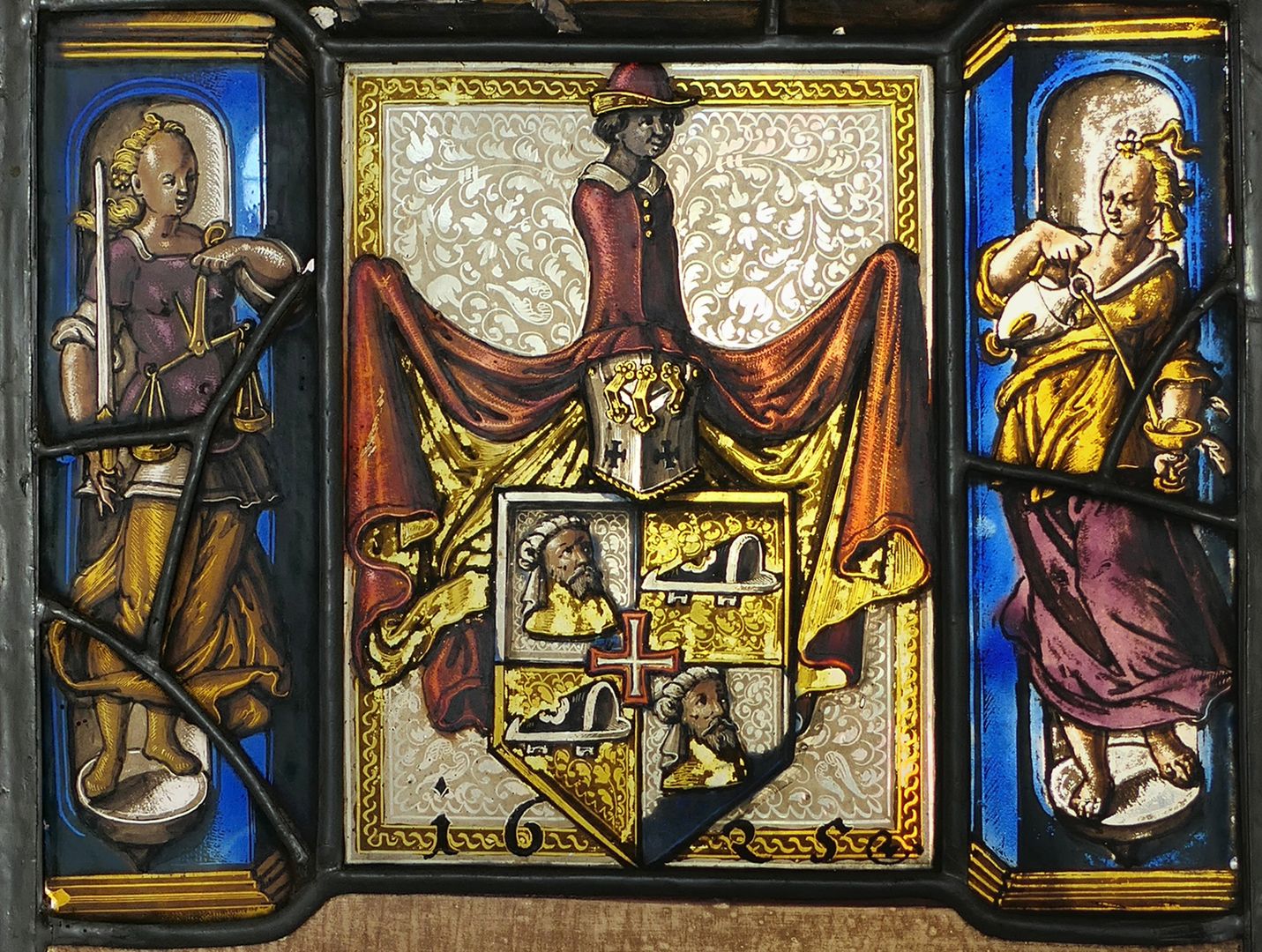 Fenster nIII 2b des Sebalder Chörleins mittlere Glasscheibe mit Holzschuher Wappen und Allegorien der Justitia und Temperantia
