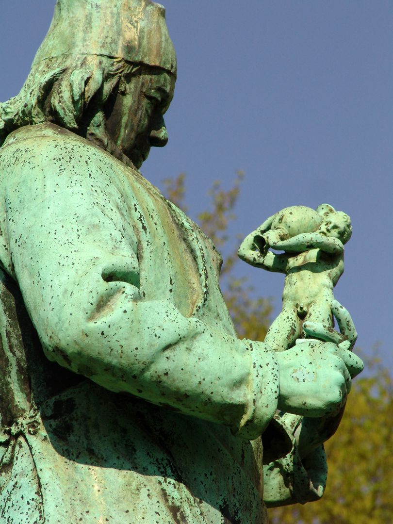 Portrait-Figur des Jakob Daniel Burgschmiet Detailansicht mit Vasenjüngling