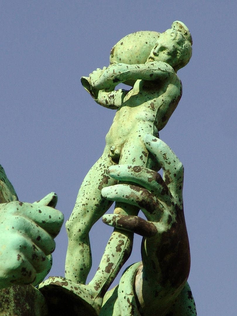 Portrait-Figur des Jakob Daniel Burgschmiet Detailansicht mit Vasenjüngling