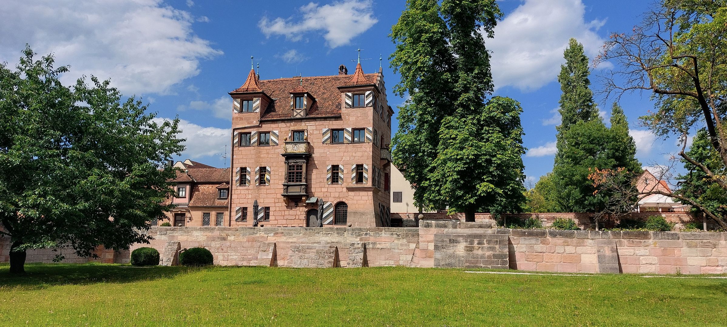 Vier-Dachtürmchen-Typologie bei Herrenhäusern