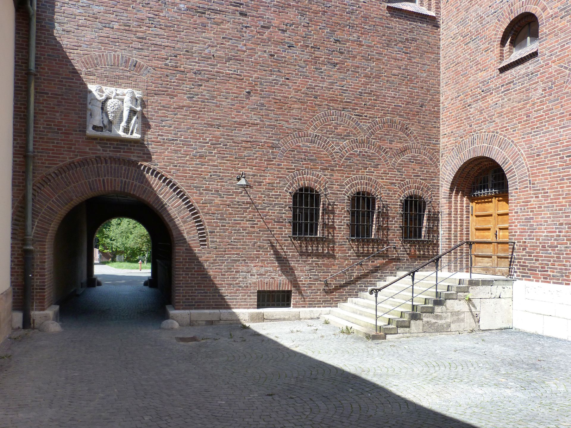 Gustav-Adolf-Gedächtniskirche Durchfahrt mit Innenhof (s.a. Philipp Kittler: "Die Kundschafter")