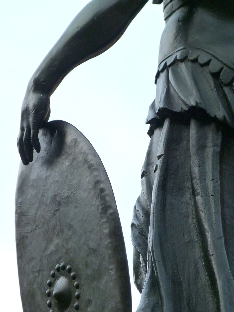 Athene-Brunnen Detail linker Arm und Schild