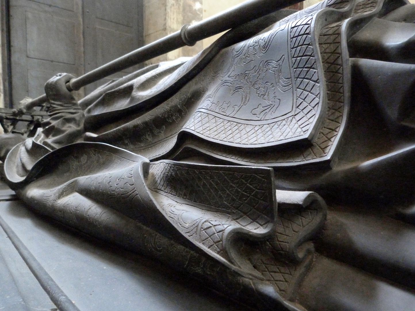 Tumba des Erzbischofs Ernst von Sachsen Bischofsmantel, Detail der Faltenführung
