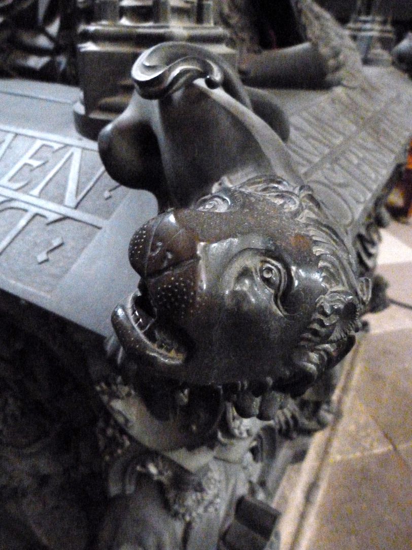 Tumba des Erzbischofs Ernst von Sachsen Löwe der Südostecke