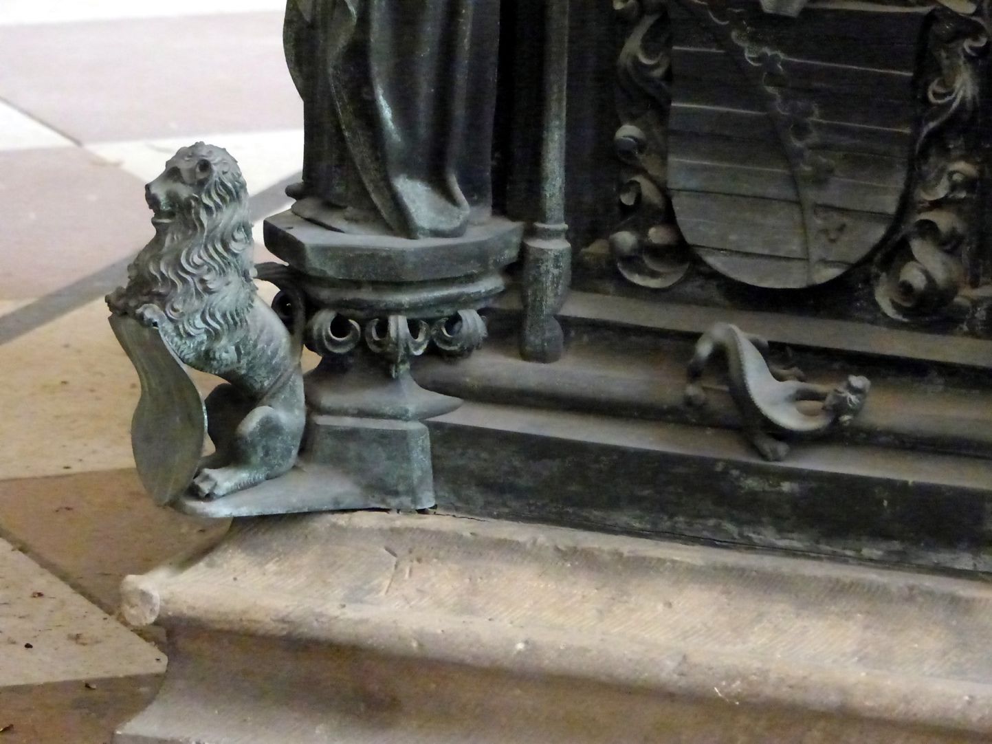 Tumba des Erzbischofs Ernst von Sachsen Sockellöwe mit Sachsenwappen und salamanderartigem Fabelwesen