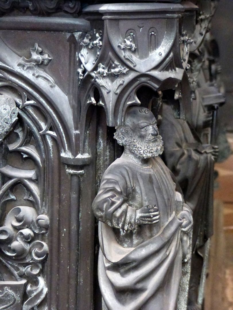 Tumba des Erzbischofs Ernst von Sachsen Apostel der Nordostecke