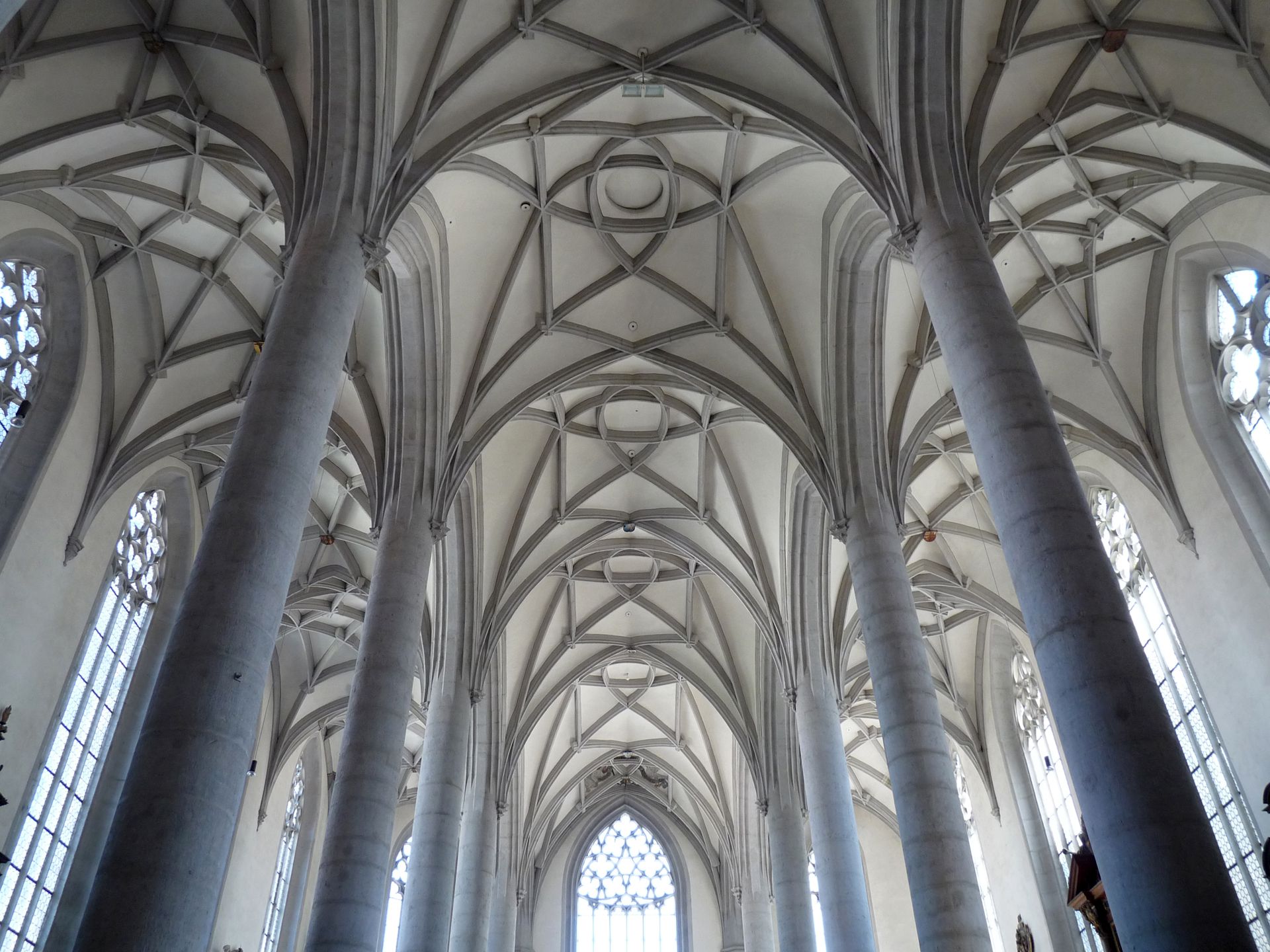 Nördlingen, St. Georg, Ostchor Innenansicht nach O / Chorpfeiler 1492 errichtet, Einwölbung erst 1505 fertiggestellt