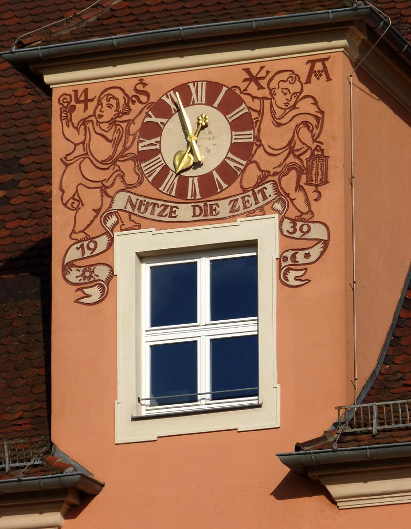 Konrad-Groß-Schule Zwerchhaus mit Uhr