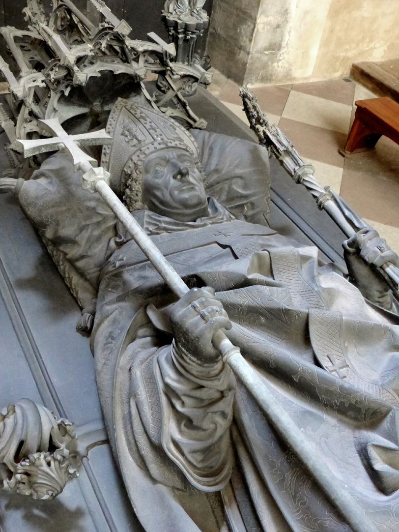 Tumba des Erzbischofs Ernst von Sachsen Schrägansicht der Grabplatte mit der vollplastischen Darstellung des Ernst von Sachsen