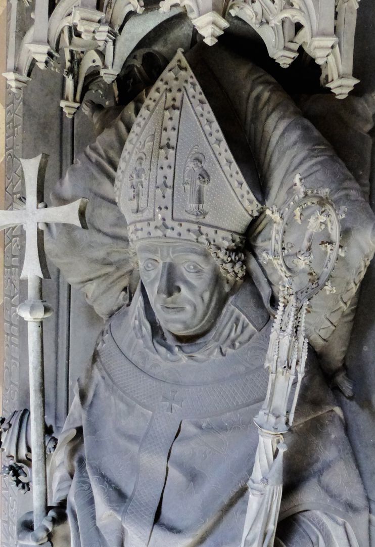 Tumba des Erzbischofs Ernst von Sachsen Der Bischof mit Mitra, Stab und Kreuzzepter