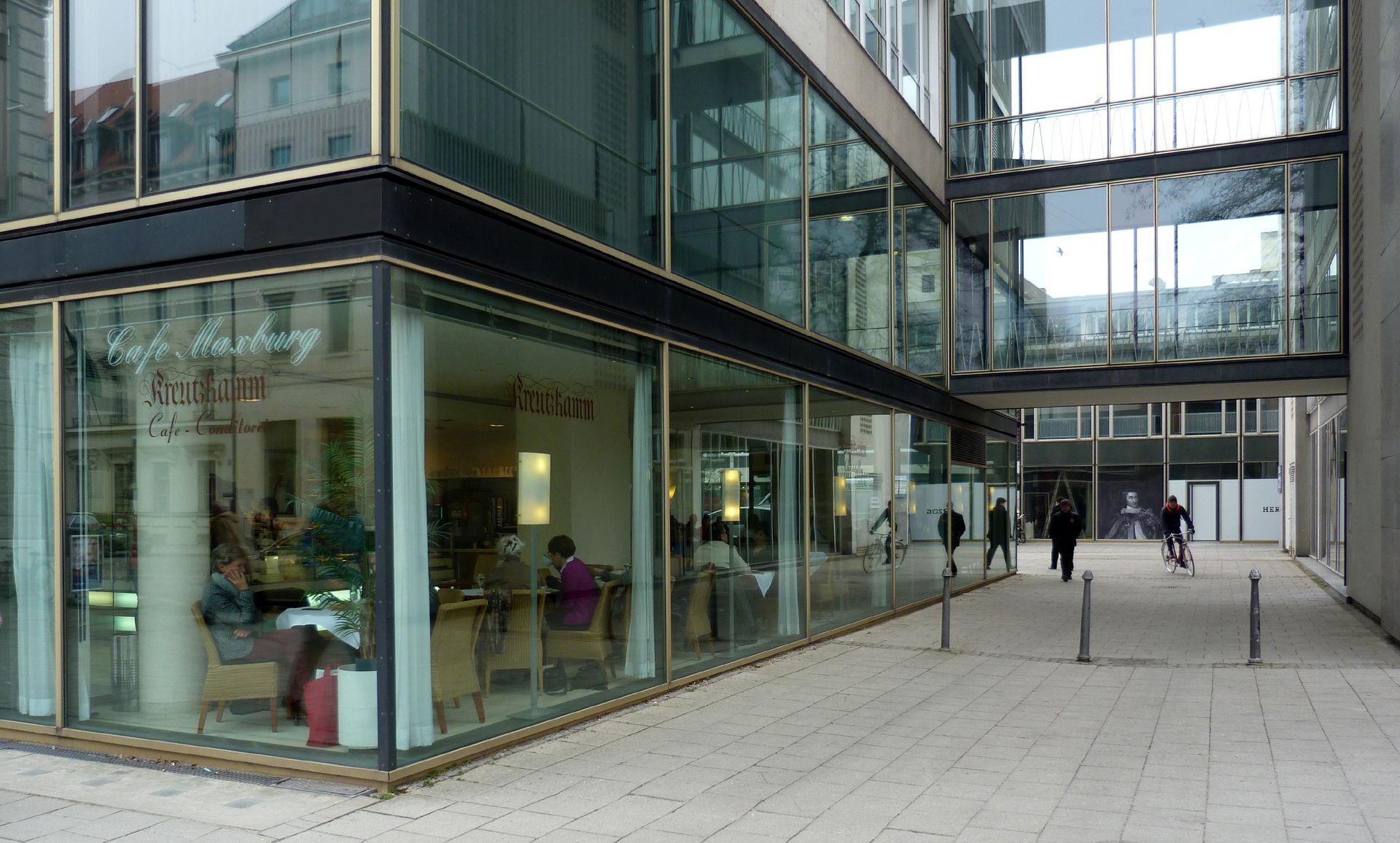 Herzog-Max-Burg, München, Justizgebäude Hauptgebäude mit Verbindung zum Kopfbau