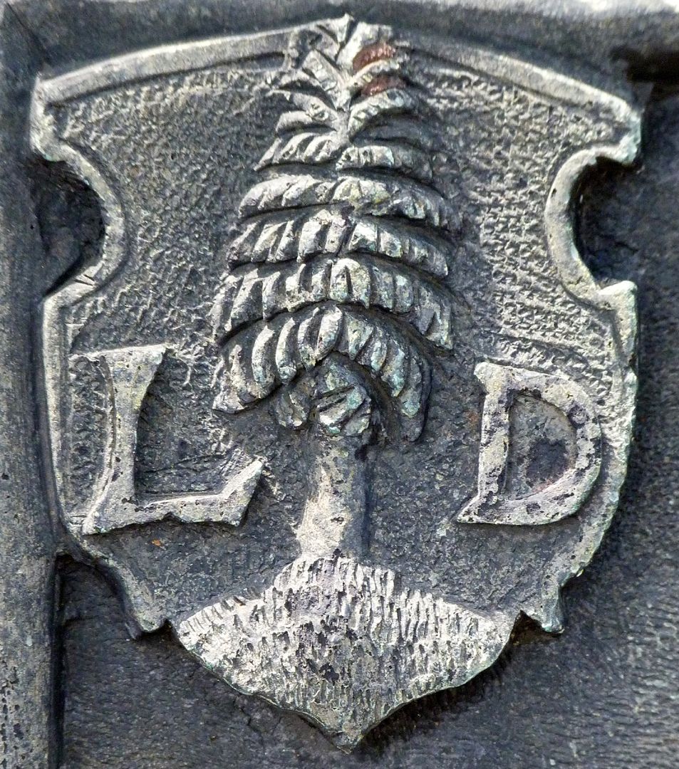 Epitaph des Leonhard Danner Detailansicht mit Wappen (Tanne für Danner) und Namensinitialen