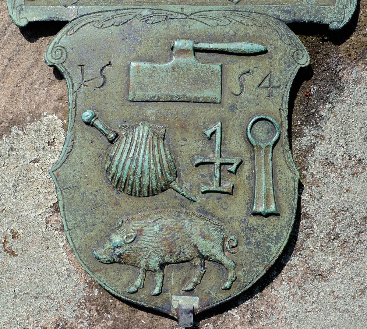 Epitaph der Margret Leypoltin Schild mit der Jahreszahl 1554, den Arbeitswerkzeugen und dem Meisterzeichen