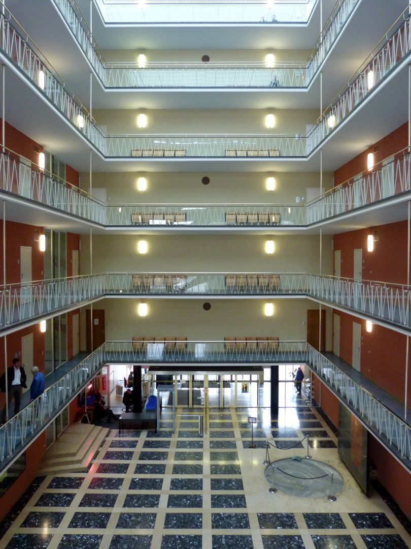 Herzog-Max-Burg, München, Justizgebäude Lichhof in Richtung Haupteingang