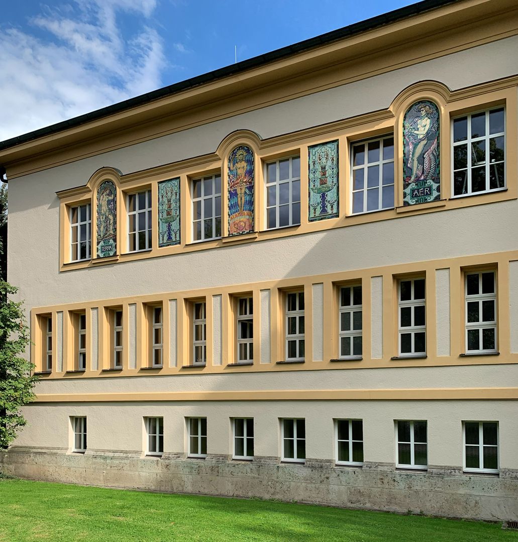 Mosaike am Kurmittelhaus Fassade zum Kurgarten (Detailansicht der linken Gebäudehälfte)