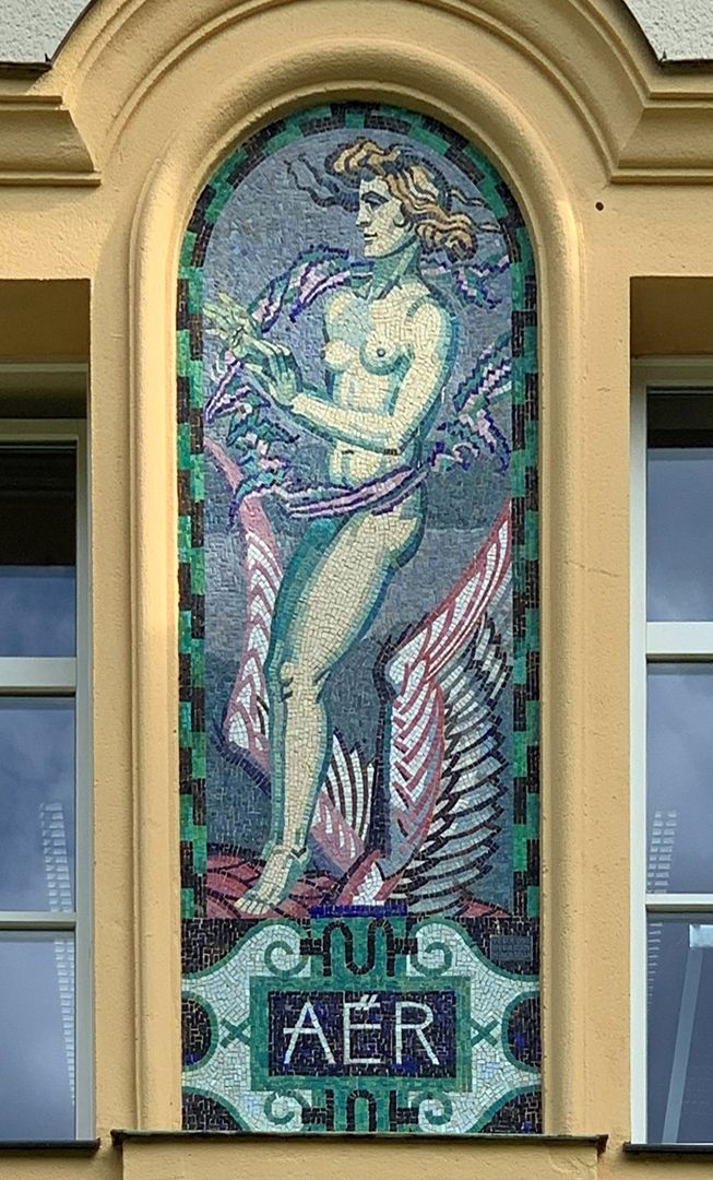 Mosaike am Kurmittelhaus Fassade zum Kurgarten: Aer – Luft