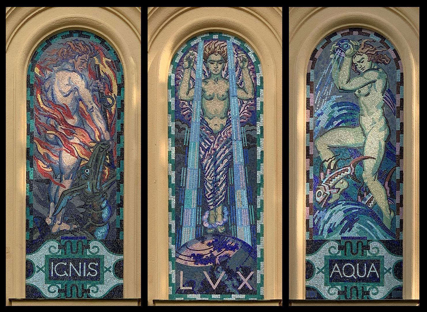Mosaike am Kurmittelhaus Fassade zum Kurgarten / Bildprogramm der rechten Fassadenhälfte: Ignis – Feuer / Lux – Licht / Aqua – Wasser