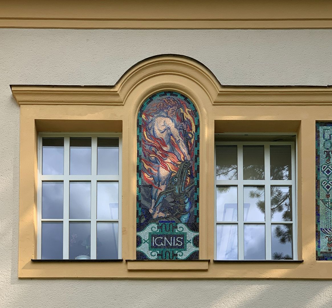 Mosaike am Kurmittelhaus Fassade zum Kurgarten: Ignis – Feuer