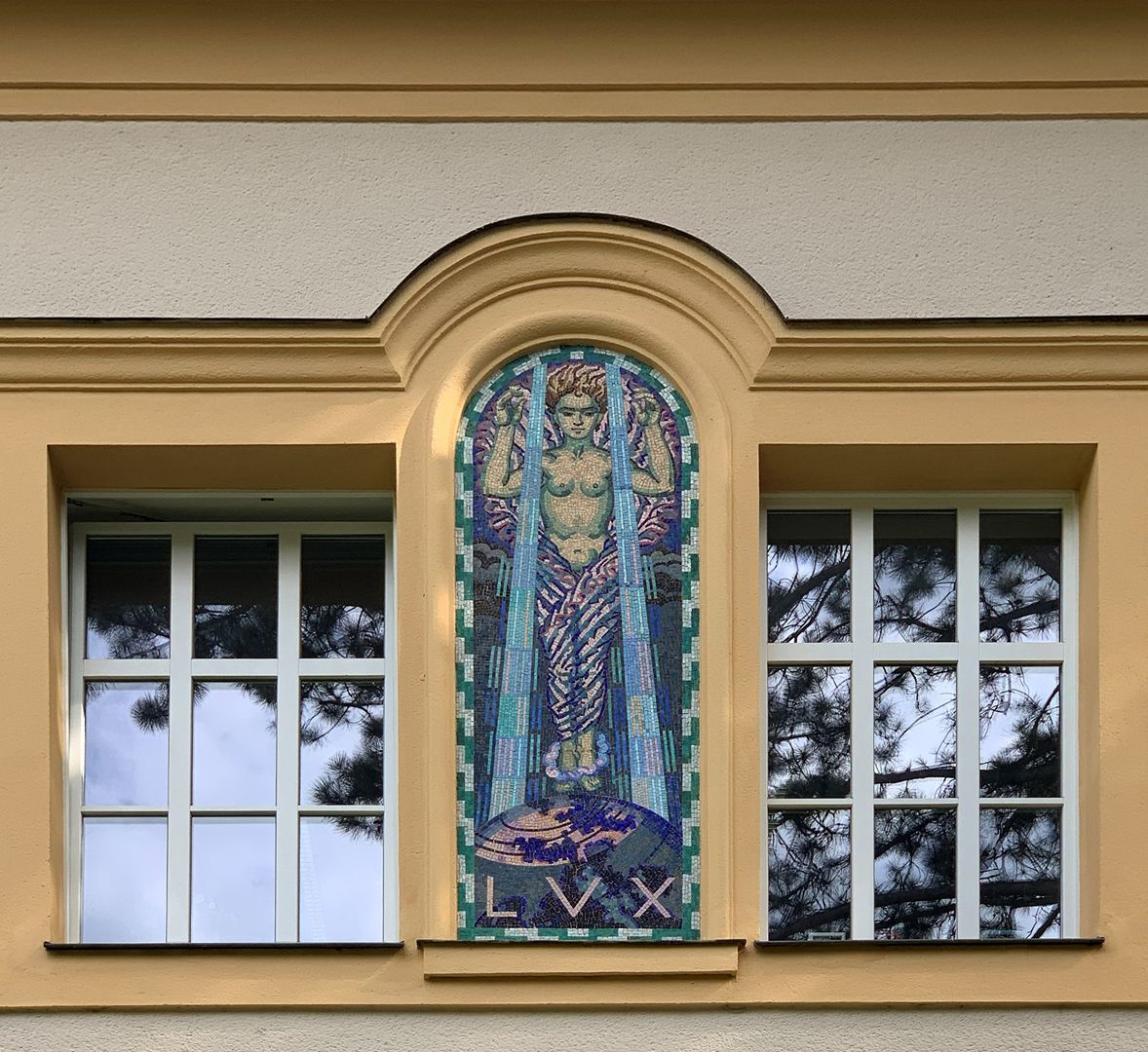 Mosaike am Kurmittelhaus Fassade zum Kurgarten: Lux – Licht