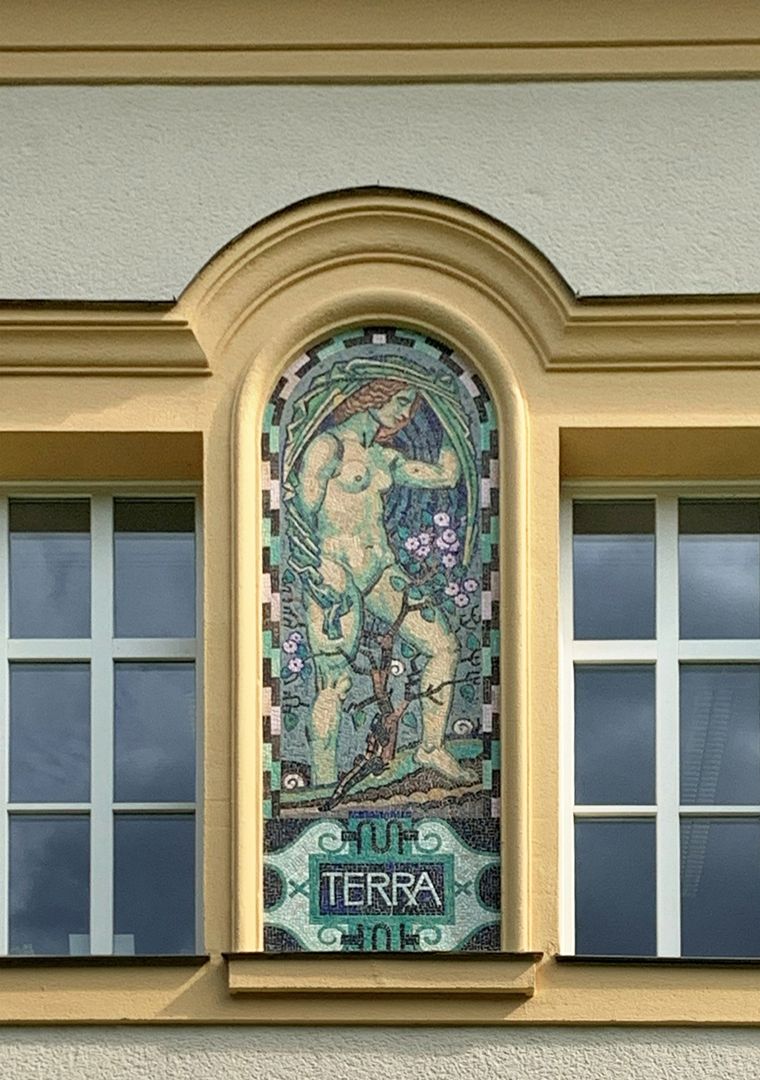 Mosaike am Kurmittelhaus Fassade zum Kurgarten: Terra – Erde