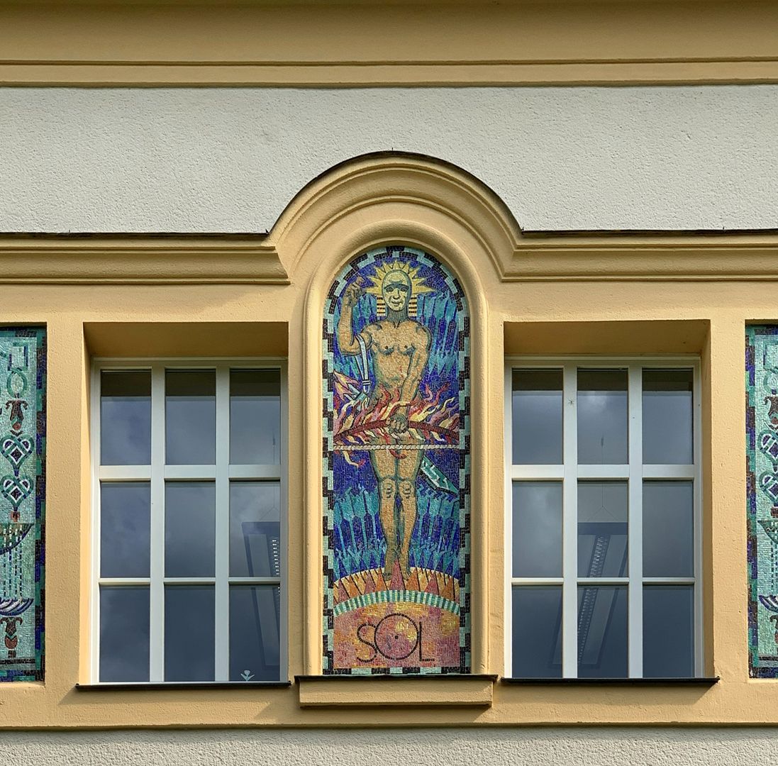 Mosaike am Kurmittelhaus Fassade zum Kurgarten: Sol – Sonne