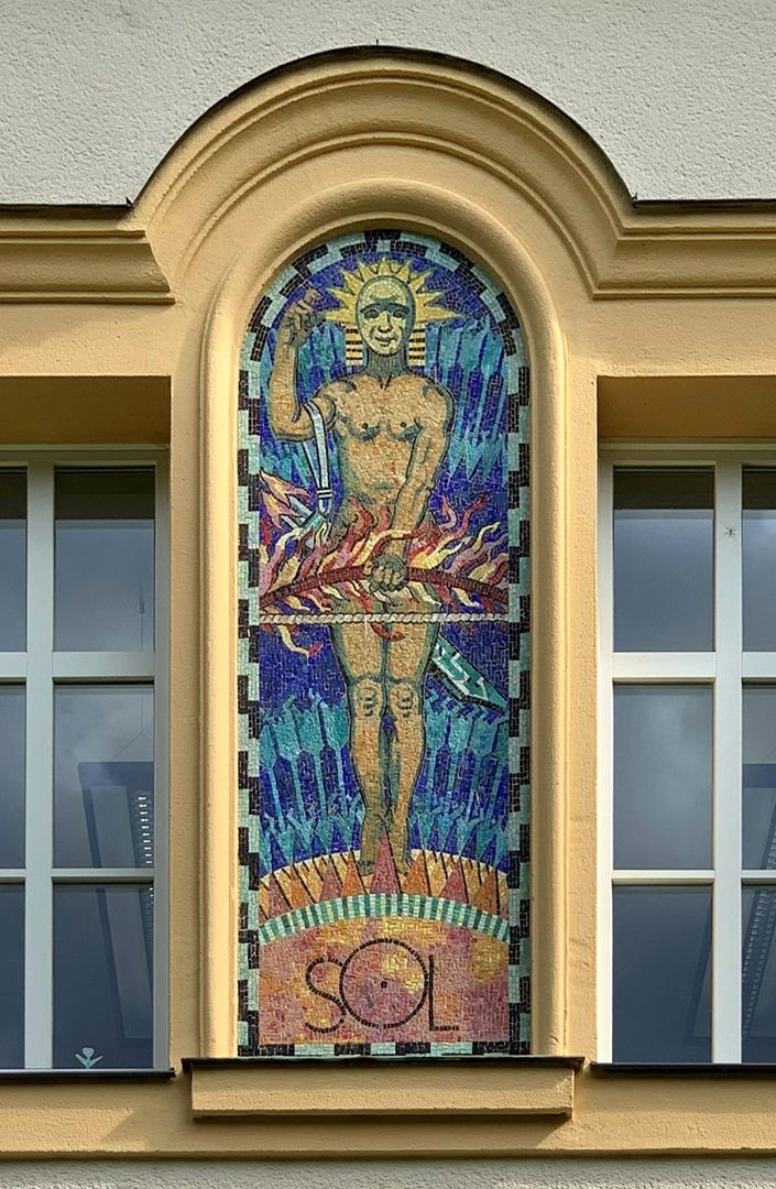 Mosaike am Kurmittelhaus Fassade zum Kurgarten: Sol – Sonne