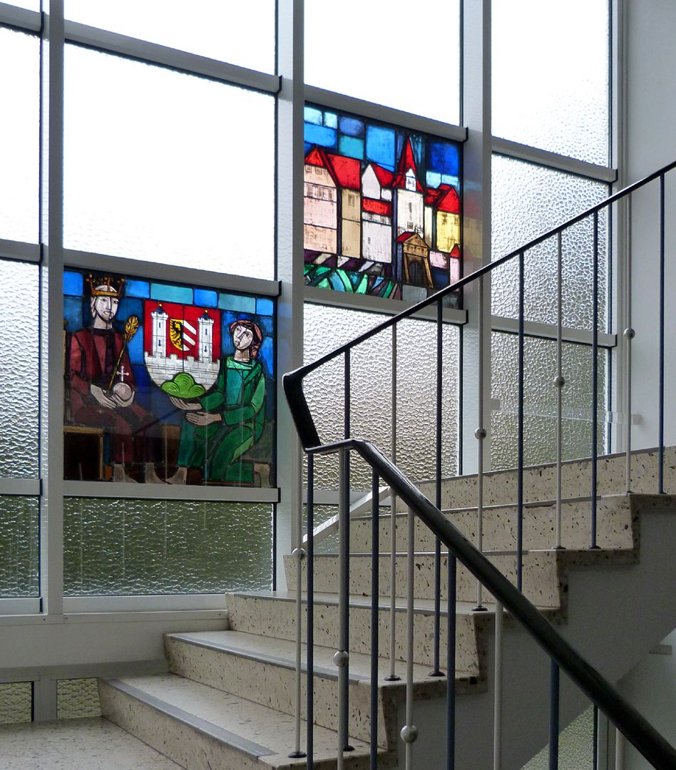 Glasfenster zur Stadtgeschichte Treppenaufgang zum ersten Stock