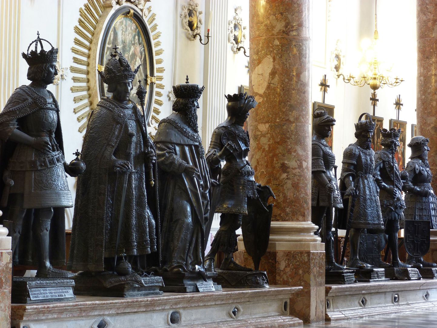 Albrecht II. (Innsbruck) Männerseite rechts des Maximilian-Kenotaphs: Erster von links König Albrecht II.