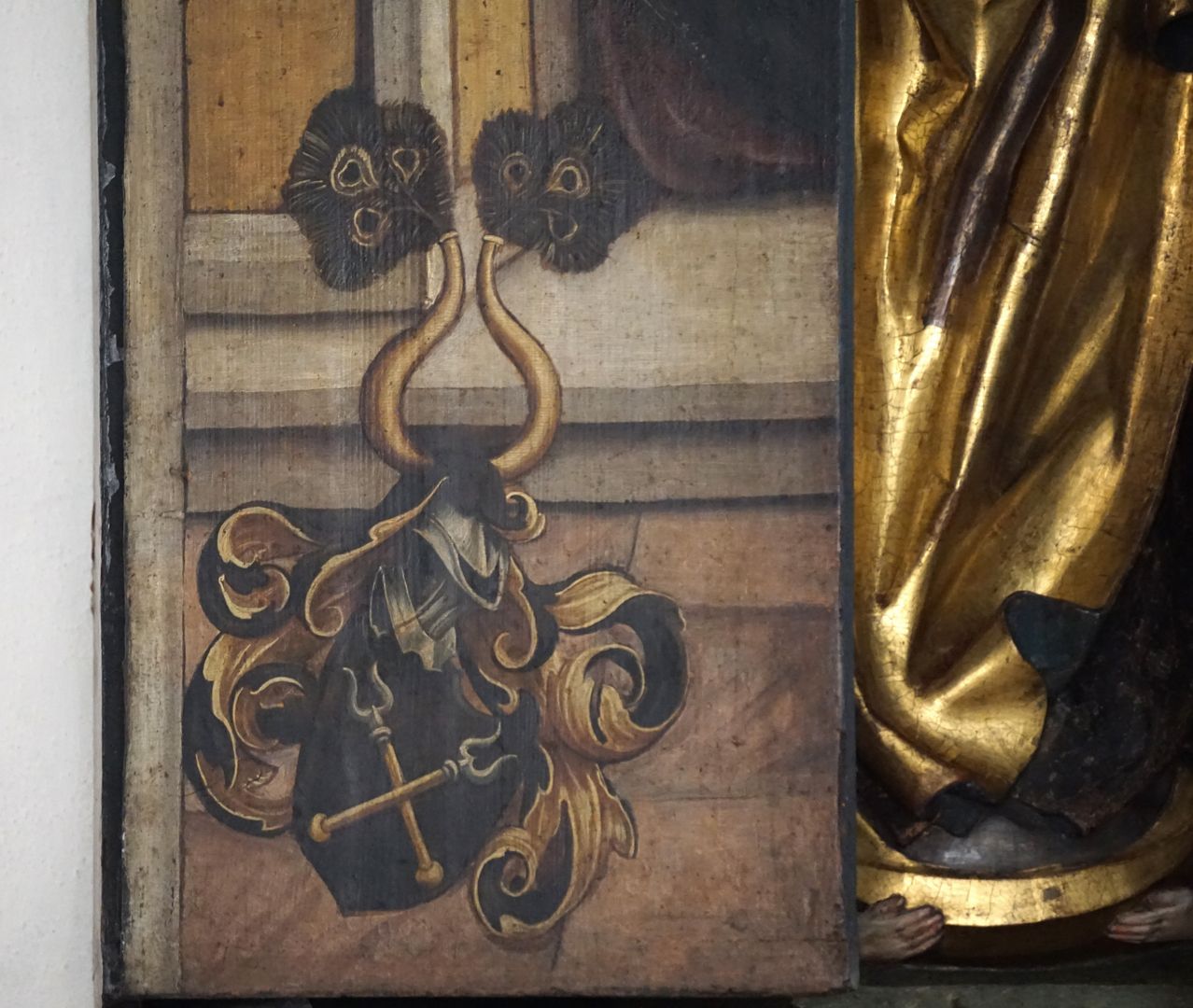 Altar der Schönen Maria Der Altar mit geschlossenen Flügeln, linke Tafel mit Stifterwappen Gabler