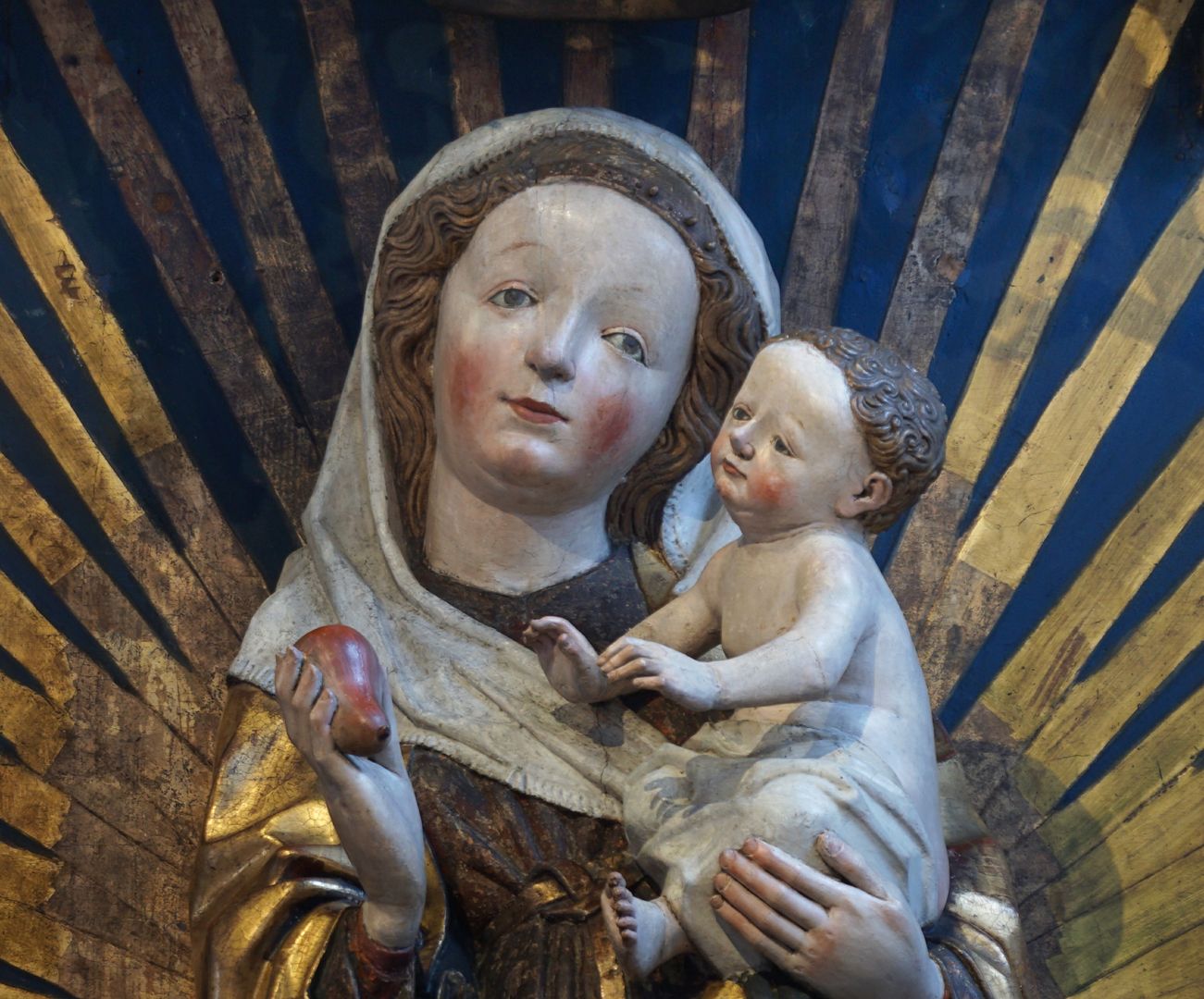 Altar der Schönen Maria Maria mit dem Jesuskind, in ihrer rechten Hand hält sie eine Birne