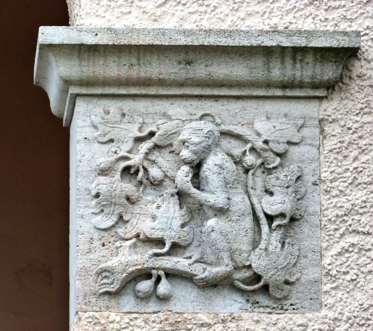 Georg-Paul-Amberger-Schule Eckbau, Eingang, Kämpferrelief