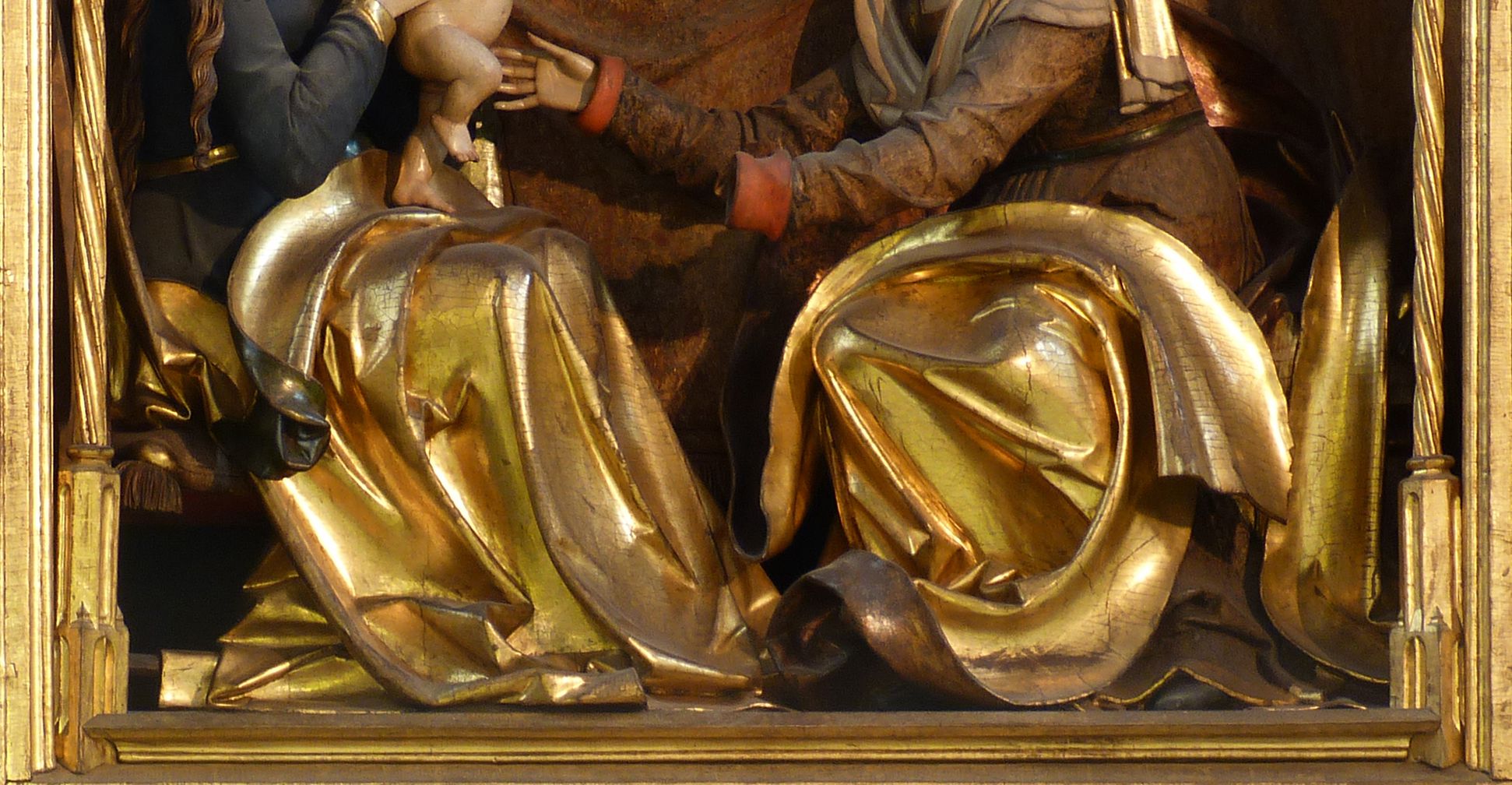 Annenaltar Mittelschrein, Detail der Gewänder der Hauptfiguren