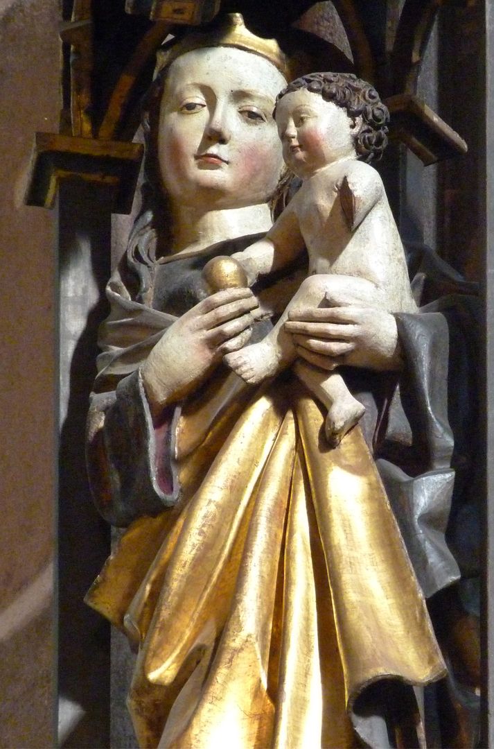 Annenaltar oberes Gesprenge, Detailansicht der Marienfigur mit Jesuskind, in ihrer rechten Hand eine Birne haltend