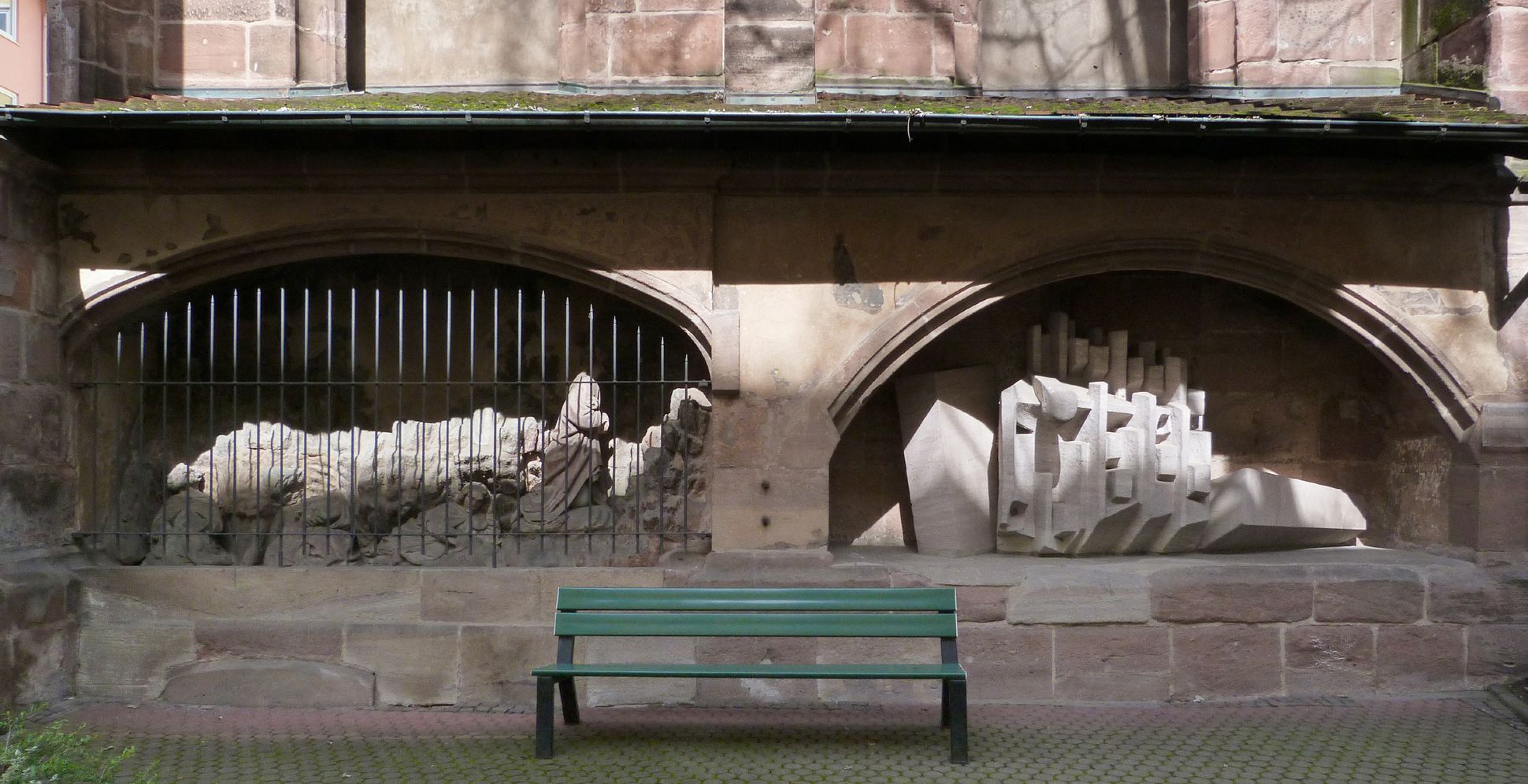 Auferstehung Segmentbogennischen, links mit spätgotischer Ölbergszene