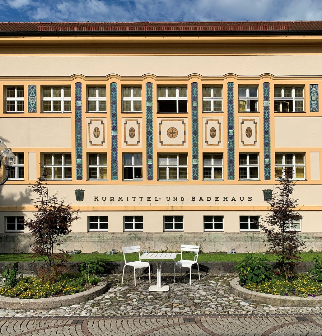 Mosaike am Kurmittelhaus Fassade an der Kurstraße