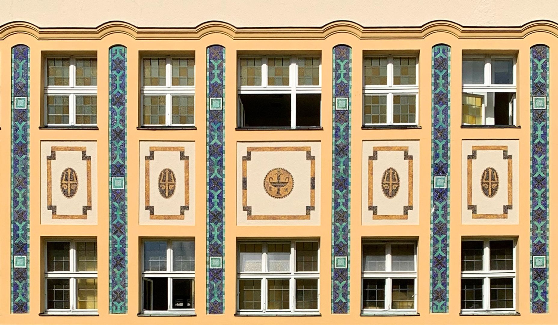 Mosaike am Kurmittelhaus Fassade an der Kurstraße, Detailansicht