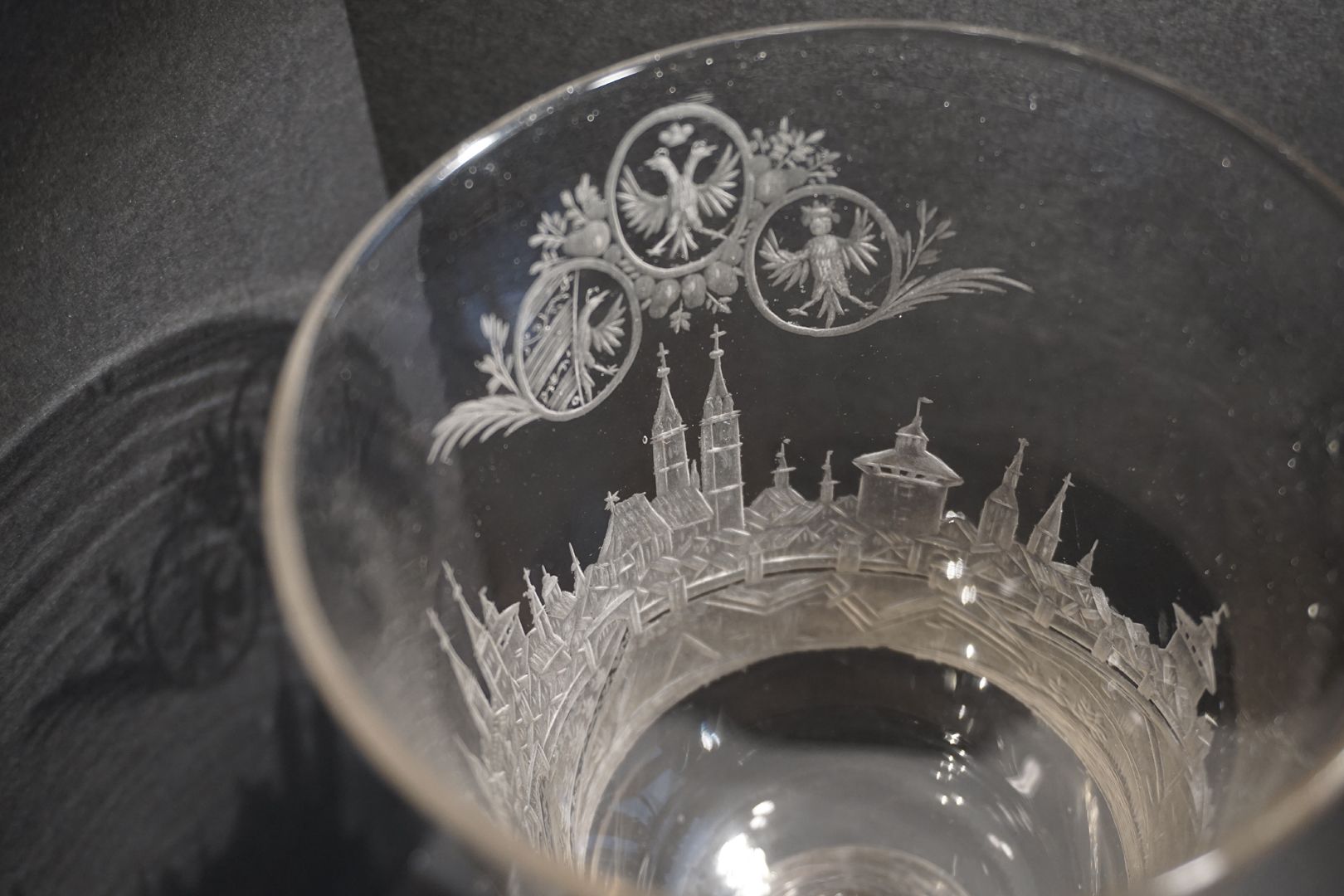 Barocker Glaspokal mit Nürnberg-Panorama Blick in die Pokalrundung