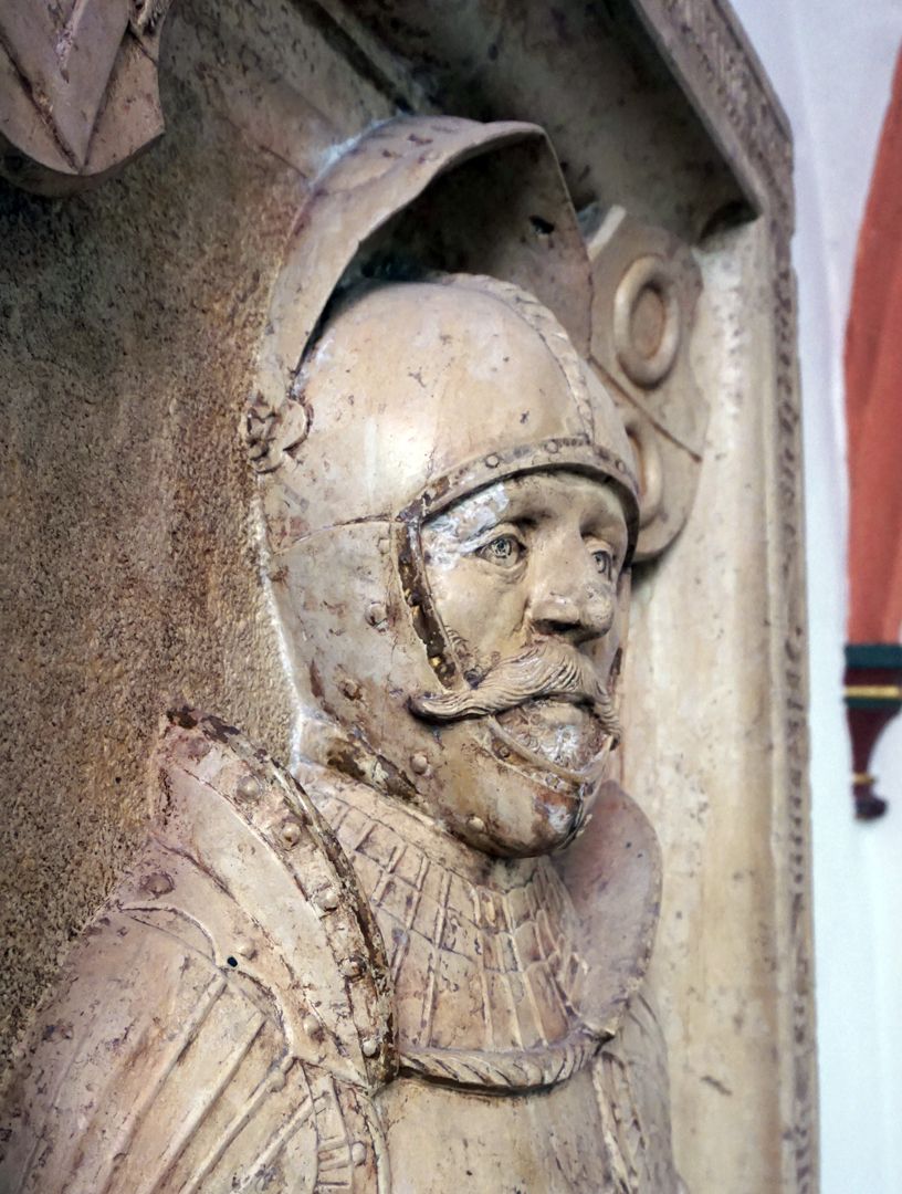 Grabplatte des Bartholomäus Haller von Hallerstein Oberkörper in Rüstung, Schrägansicht von links