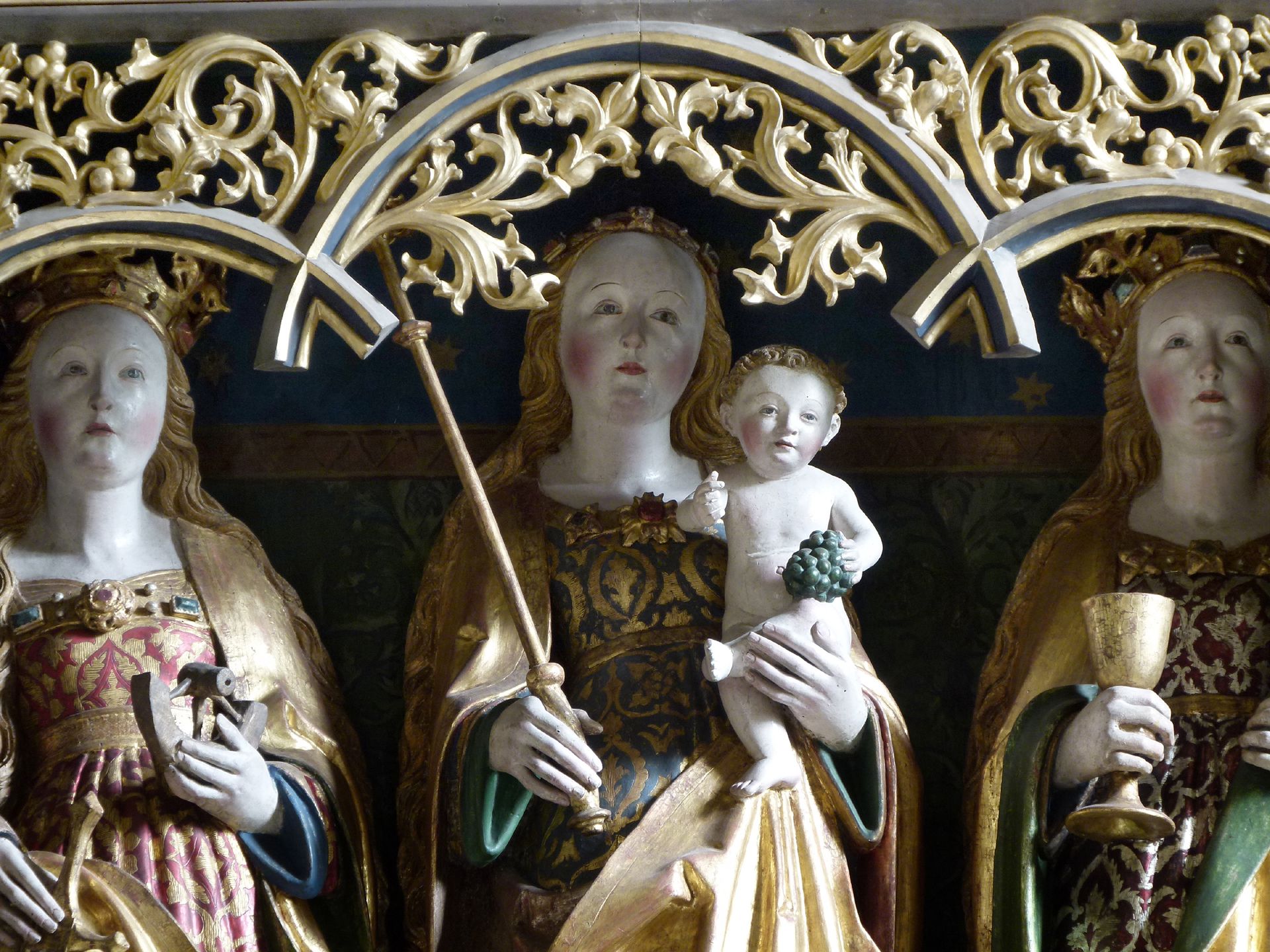 Beerbacher Altar ev. Pfarrkirche, Flügelaltar, Detail: Maria mit Kind zwischen, hl. Katharina und hl. Barbara, (Altarschrein 1875 verkürzt, Gesprenge geändert)