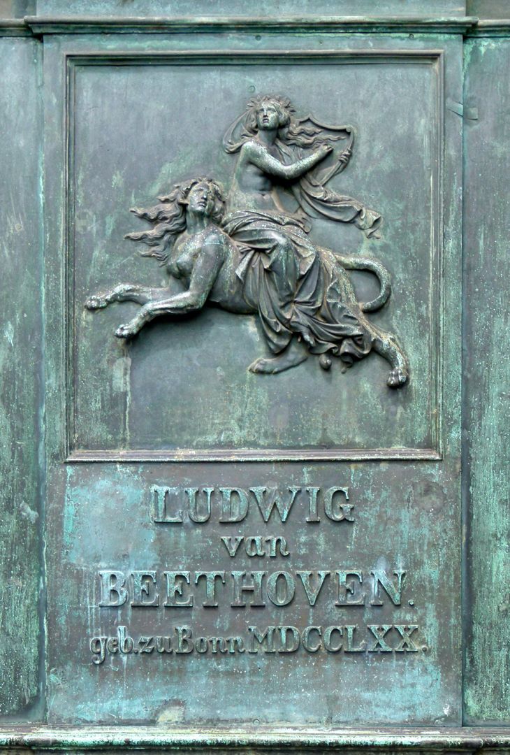 Beethoven-Denkmal (Bonn) vorderes Sockelrelief mit Inschrift, Frauengestalt Lyra spielend auf einer Sphinx reitend