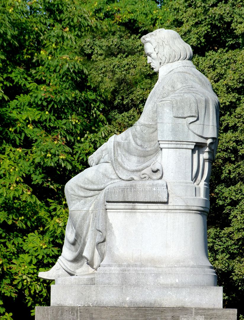 Beethovendenkmal Sitzfigur von Osten